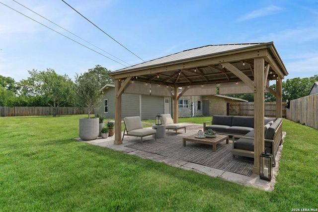 225 Cloudmont, Windcrest, TX 78239