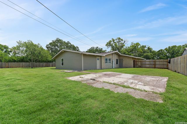 225 Cloudmont, Windcrest, TX 78239