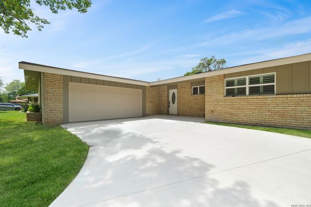 225 Cloudmont, Windcrest, TX 78239