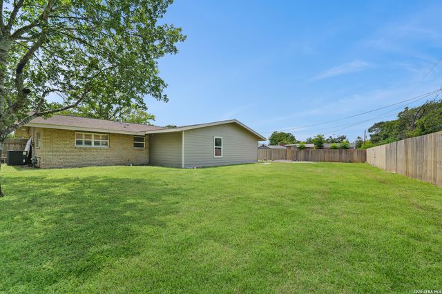 225 Cloudmont, Windcrest, TX 78239