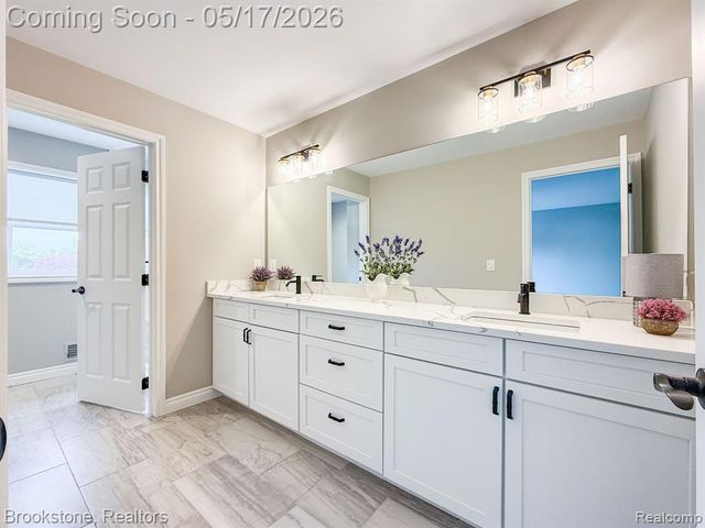 1728 John Paul Court, Oxford, MI 48371
