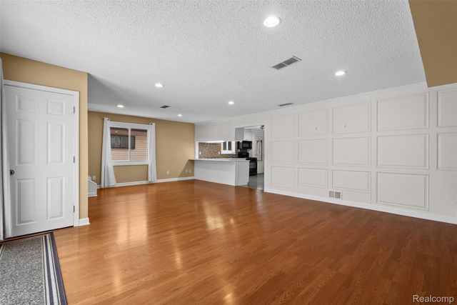 4205 Harding Street, Dearborn Heights, MI 48125