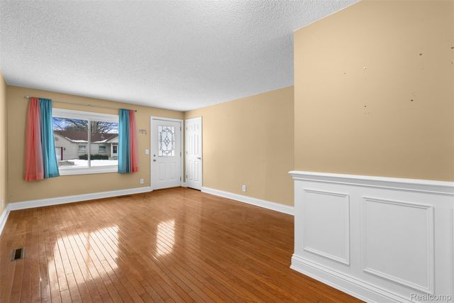 4205 Harding Street, Dearborn Heights, MI 48125