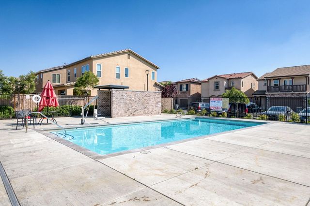 6148 E Bishop Lane, Fresno, CA 93727