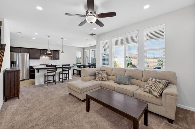 6148 E Bishop Lane, Fresno, CA 93727