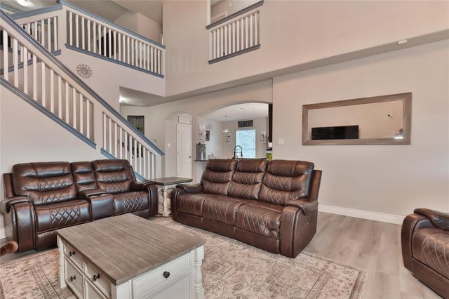 107 Forest Bend Court, Clute, TX 77531