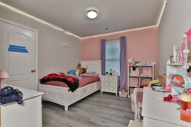 107 Forest Bend Court, Clute, TX 77531