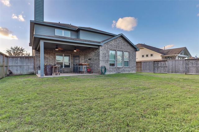 107 Forest Bend Court, Clute, TX 77531