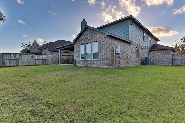 107 Forest Bend Court, Clute, TX 77531