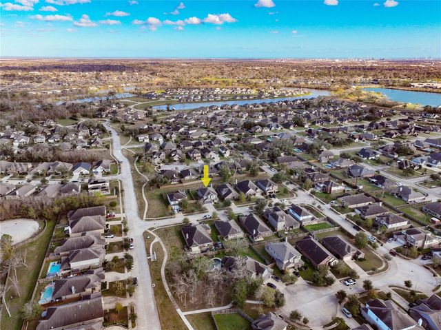 107 Forest Bend Court, Clute, TX 77531