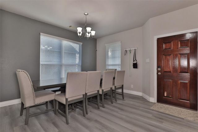 107 Forest Bend Court, Clute, TX 77531