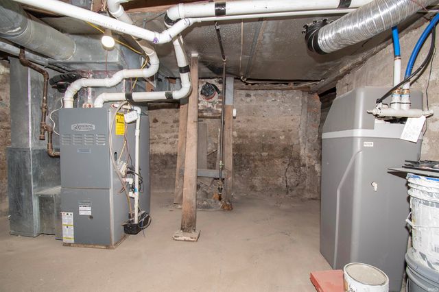 102 Lovette Street, Wolcottville, IN 46795