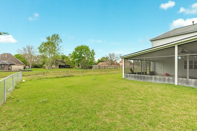 54 Peppermint Court, Lake Jackson, TX 77566