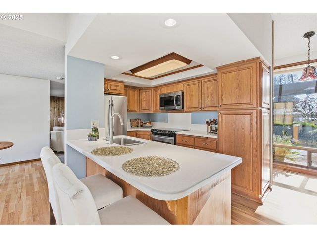 993 ROBIN HOOD Ave, Eugene, OR 97401