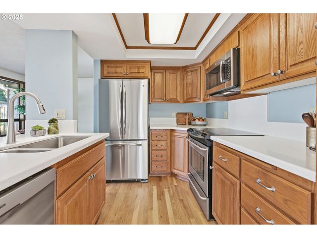 993 ROBIN HOOD Ave, Eugene, OR 97401