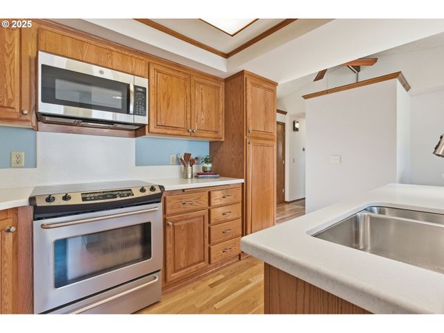 993 ROBIN HOOD Ave, Eugene, OR 97401