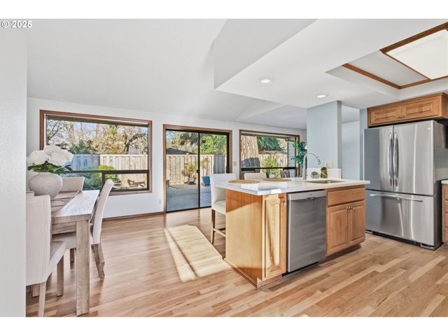 993 ROBIN HOOD Ave, Eugene, OR 97401