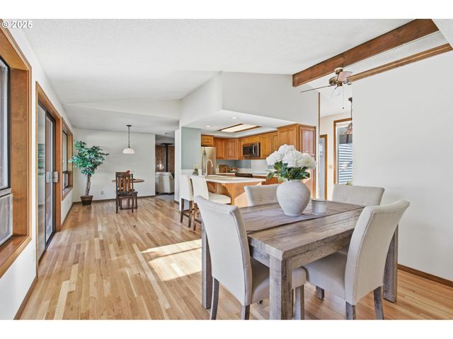 993 ROBIN HOOD Ave, Eugene, OR 97401