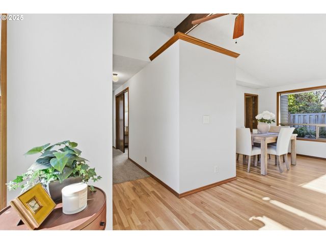 993 ROBIN HOOD Ave, Eugene, OR 97401