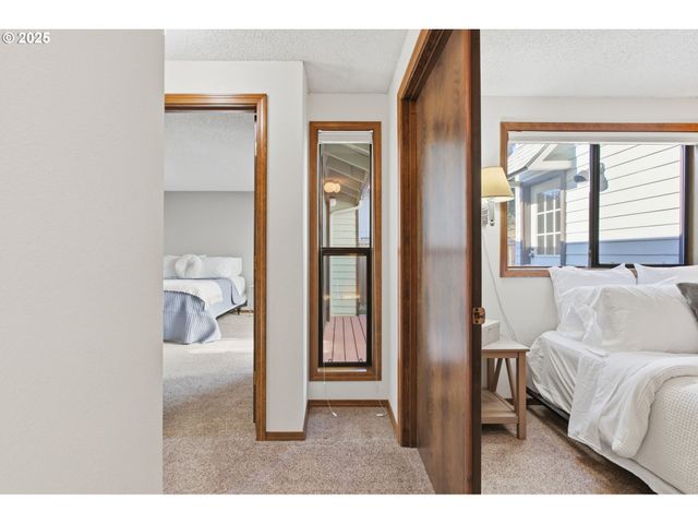 993 ROBIN HOOD Ave, Eugene, OR 97401