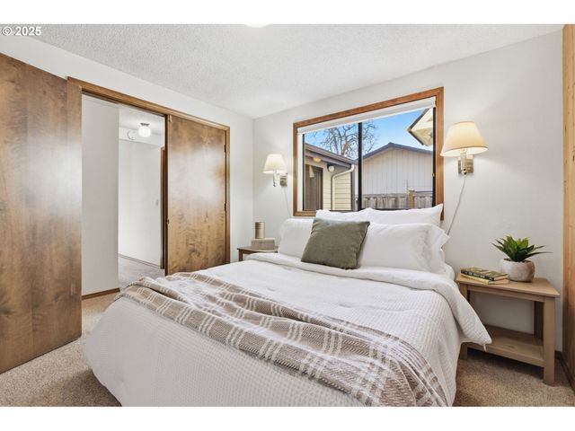 993 ROBIN HOOD Ave, Eugene, OR 97401