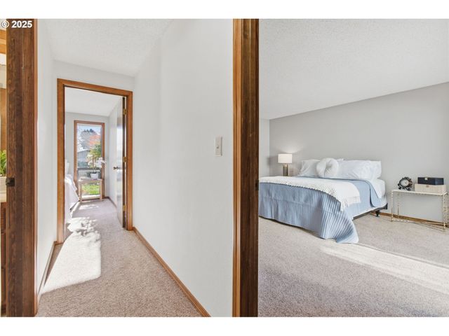 993 ROBIN HOOD Ave, Eugene, OR 97401