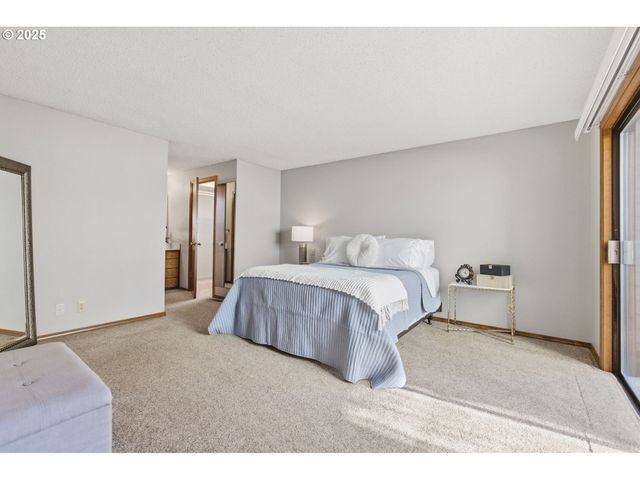 993 ROBIN HOOD Ave, Eugene, OR 97401