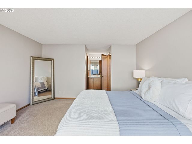 993 ROBIN HOOD Ave, Eugene, OR 97401