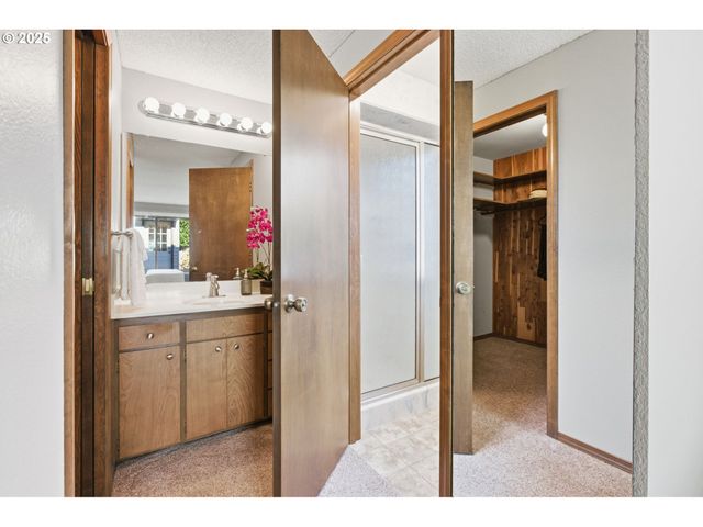 993 ROBIN HOOD Ave, Eugene, OR 97401