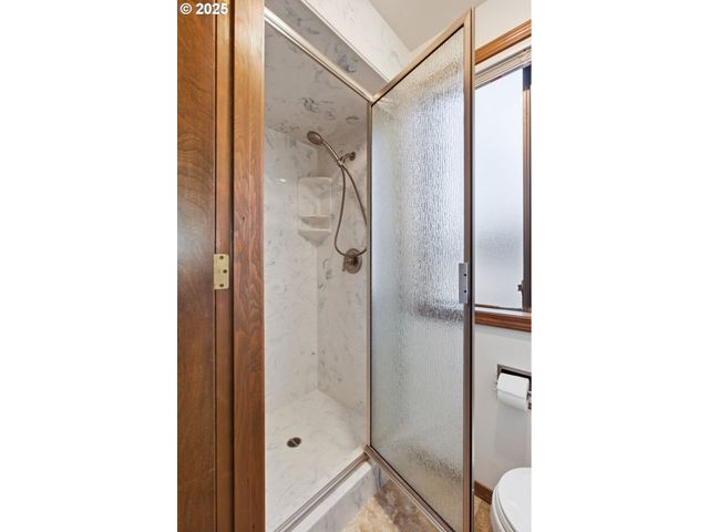 993 ROBIN HOOD Ave, Eugene, OR 97401