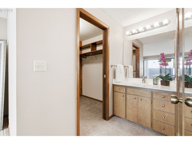 993 ROBIN HOOD Ave, Eugene, OR 97401