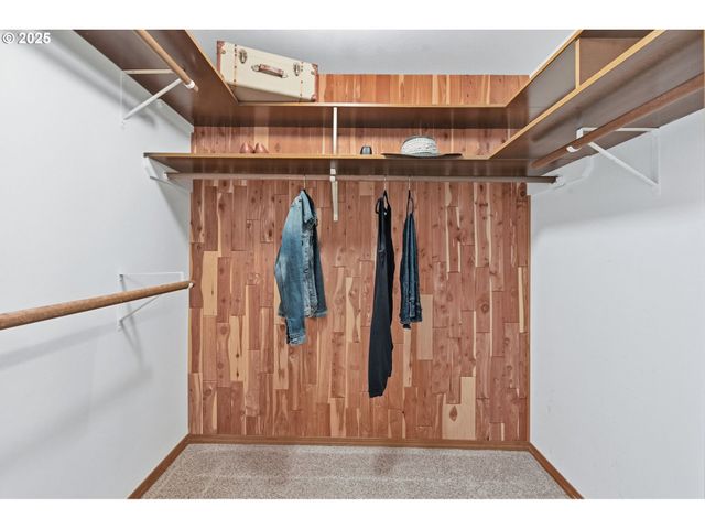 993 ROBIN HOOD Ave, Eugene, OR 97401