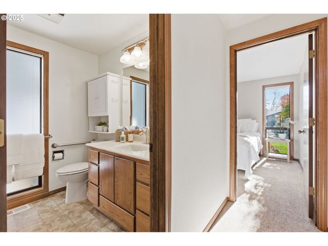 993 ROBIN HOOD Ave, Eugene, OR 97401