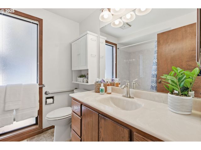 993 ROBIN HOOD Ave, Eugene, OR 97401