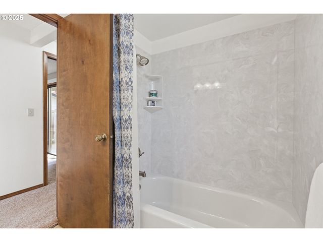 993 ROBIN HOOD Ave, Eugene, OR 97401