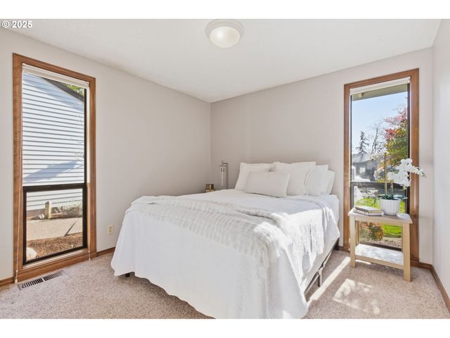 993 ROBIN HOOD Ave, Eugene, OR 97401