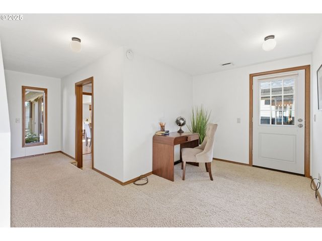 993 ROBIN HOOD Ave, Eugene, OR 97401