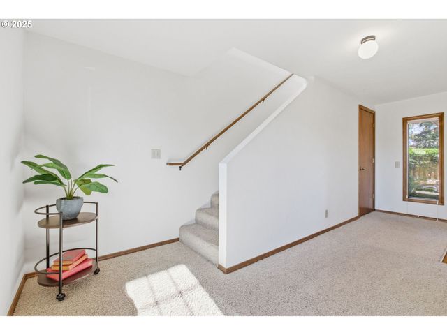 993 ROBIN HOOD Ave, Eugene, OR 97401