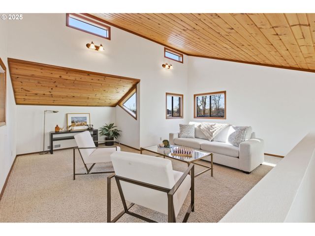 993 ROBIN HOOD Ave, Eugene, OR 97401