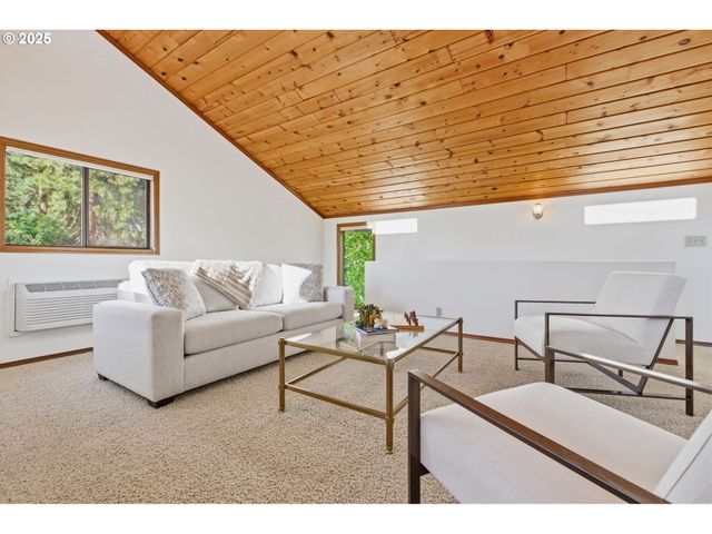 993 ROBIN HOOD Ave, Eugene, OR 97401