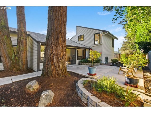 993 ROBIN HOOD Ave, Eugene, OR 97401