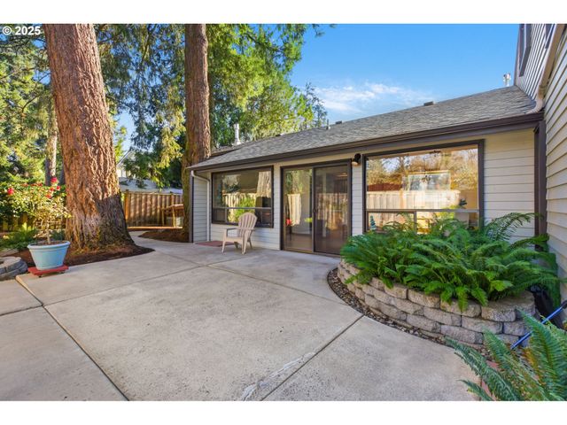 993 ROBIN HOOD Ave, Eugene, OR 97401