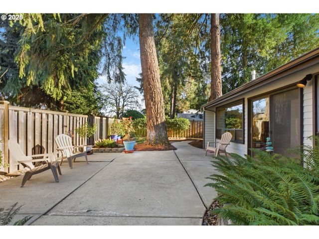 993 ROBIN HOOD Ave, Eugene, OR 97401