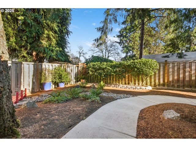 993 ROBIN HOOD Ave, Eugene, OR 97401