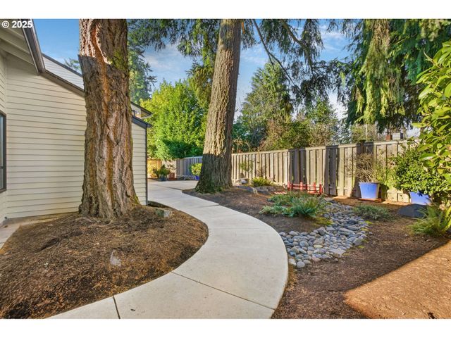 993 ROBIN HOOD Ave, Eugene, OR 97401