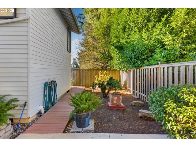 993 ROBIN HOOD Ave, Eugene, OR 97401