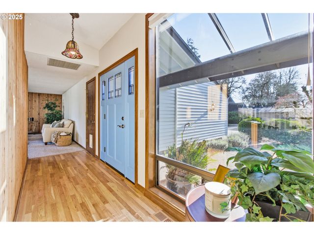 993 ROBIN HOOD Ave, Eugene, OR 97401