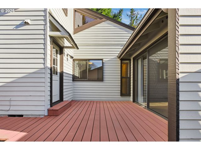 993 ROBIN HOOD Ave, Eugene, OR 97401