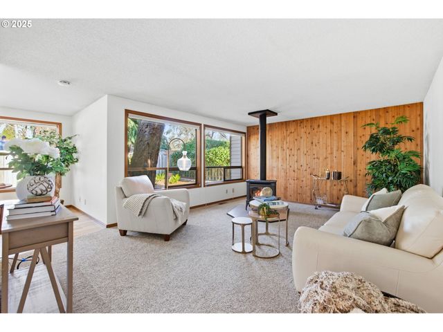 993 ROBIN HOOD Ave, Eugene, OR 97401