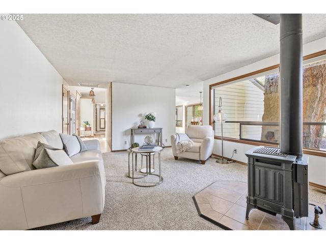 993 ROBIN HOOD Ave, Eugene, OR 97401